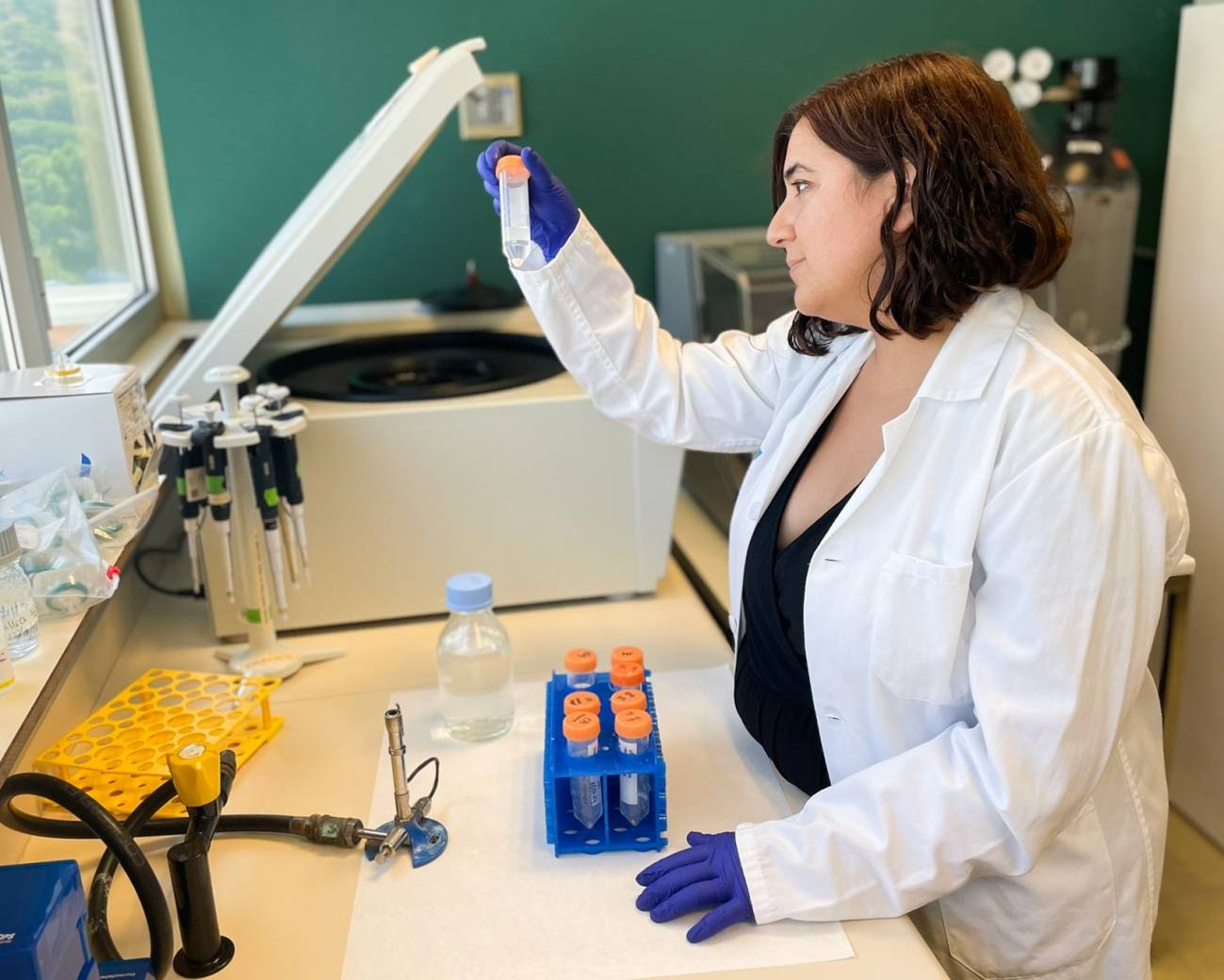 La investigadora Maria Salgado en el laboratorio