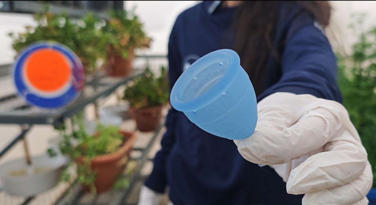 Investigadora de Hypatia II sosteniendo una copa menstrual