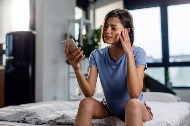 El estudio analiza las diferencias de género en el uso problemático del smartphone